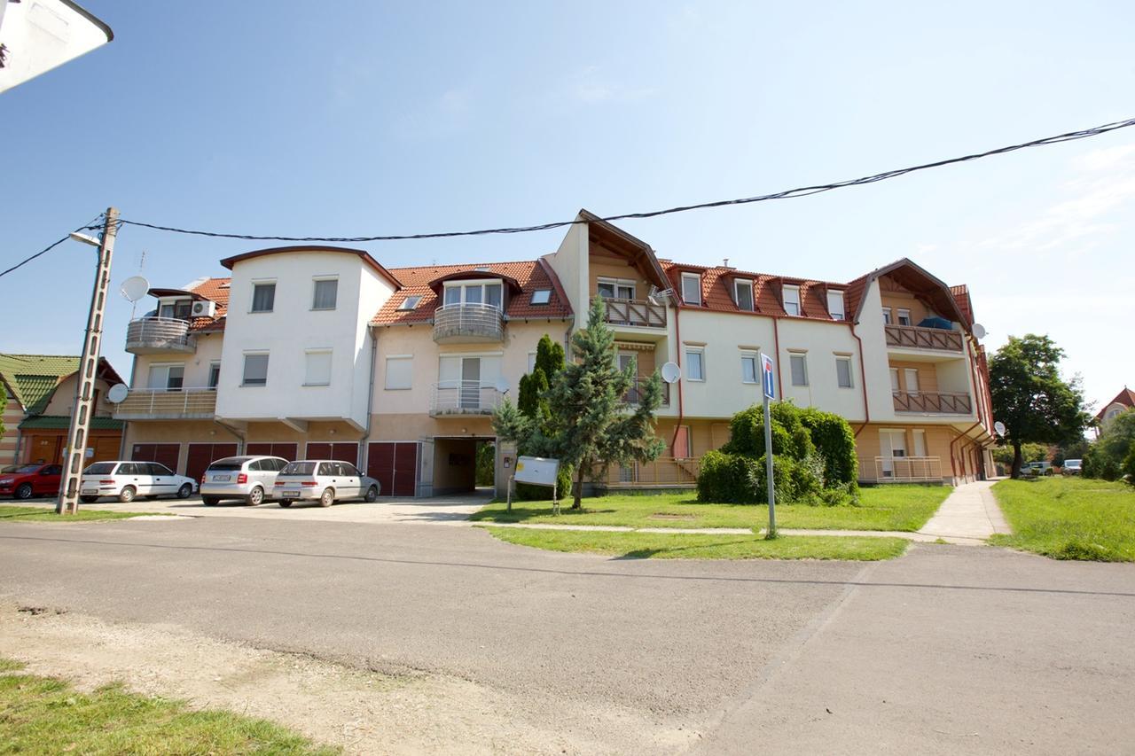 Zoli Apartmanok-Anita Koelcsey 34-36 Hajduszoboszlo Ngoại thất bức ảnh