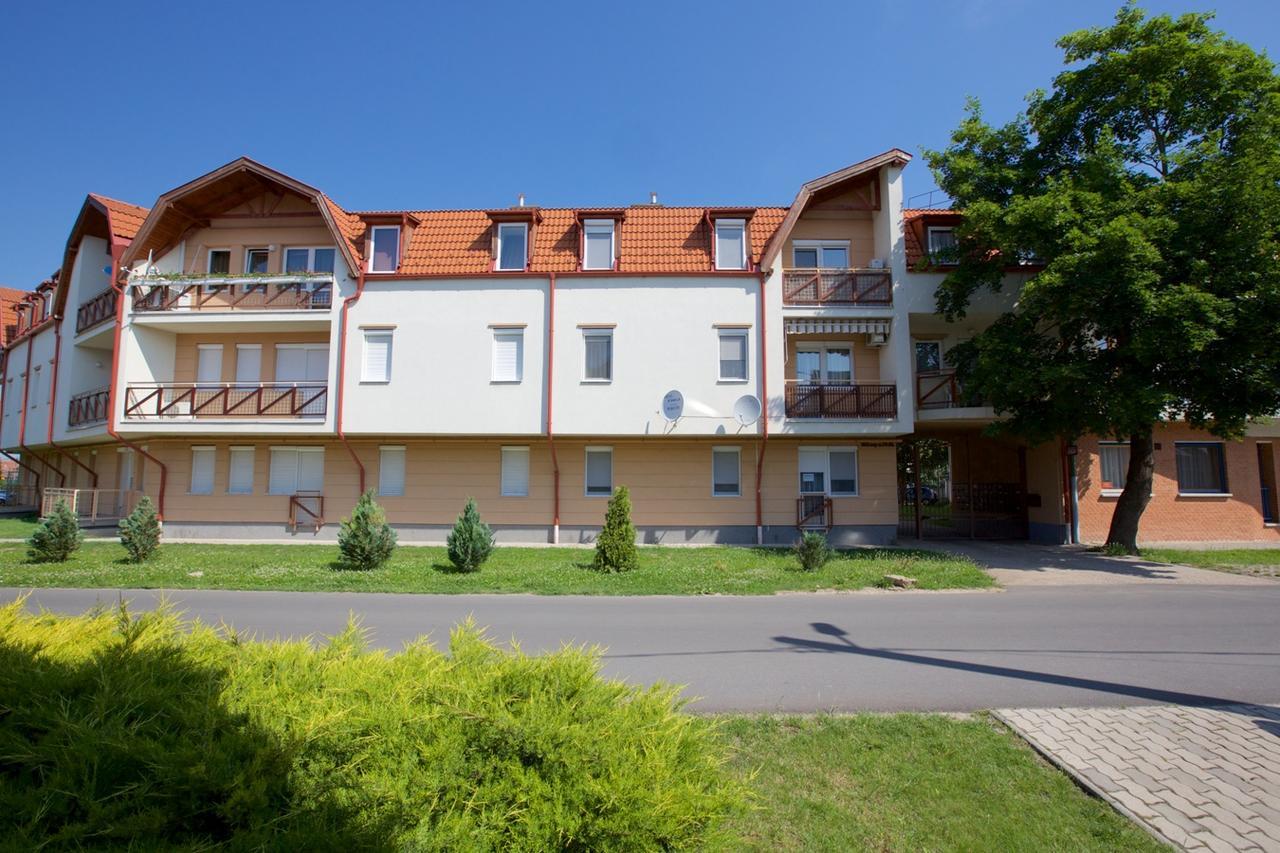 Zoli Apartmanok-Anita Koelcsey 34-36 Hajduszoboszlo Ngoại thất bức ảnh